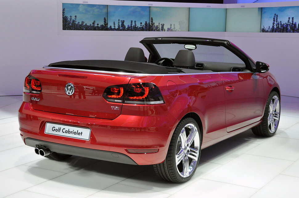 Volkswagen Golf 2013 - Goft Cabriolet nhập mới nguyên chiếc, màu đỏ, giá tốt, ưu đãi lớn, liên hệ Ms. Liên 0963 241 349