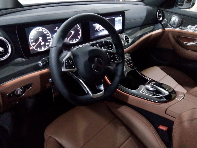 Mercedes-Benz E300 2017 - Bán xe Mercedes đời 2017, màu đỏ, xe nhập