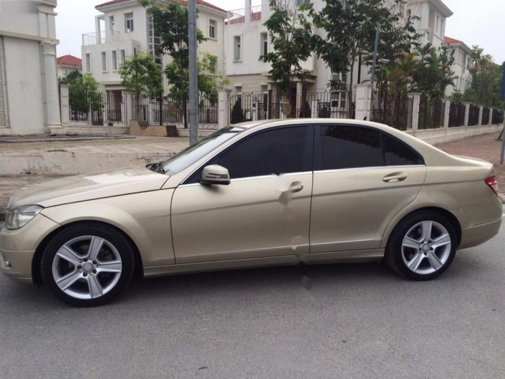 Mercedes-Benz C300  AMG 2010 - Cần bán lại xe Mercedes AMG đời 2010, màu vàng xe gia đình, 660tr