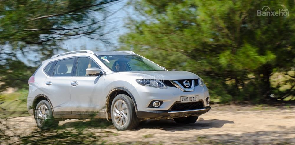 Nissan X trail SL 2017 - Bán ô tô Nissan X Trail SL 2017, màu bạc, giá chỉ 999 triệu