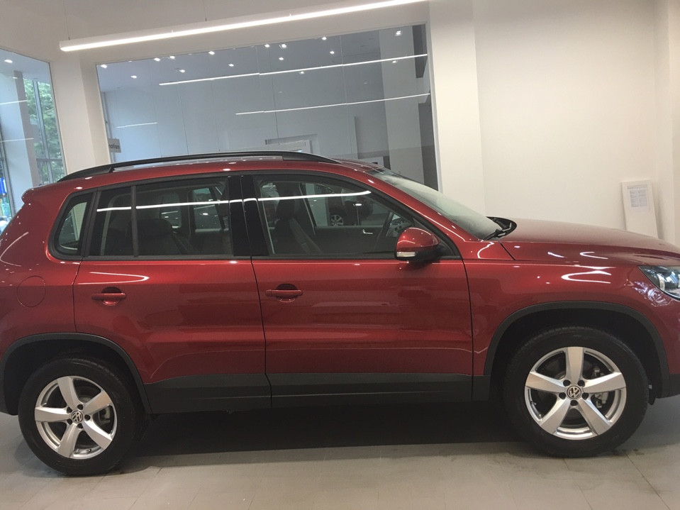 Volkswagen Tiguan GP 2016 - Xe nhập gầm cao Volkswagen Tiguan 2.0l GP đời 2016, màu đỏ mận, tặng 209 triệu tiền mặt, LH Hương: 0902.608.293