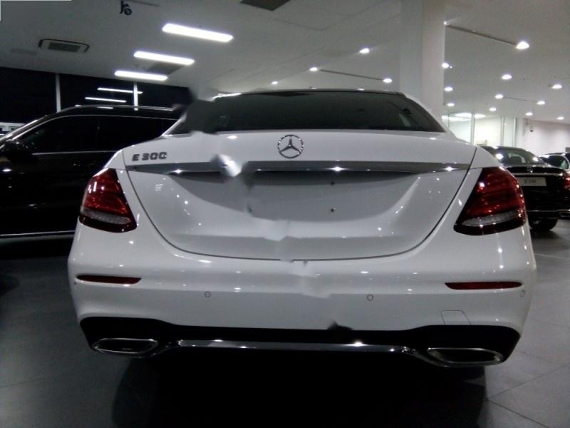 Mercedes-Benz E300   2017 - Bán xe E300 AMG màu trắng, lắp ráp trong nước, nội thất ốp sợi kim loại
