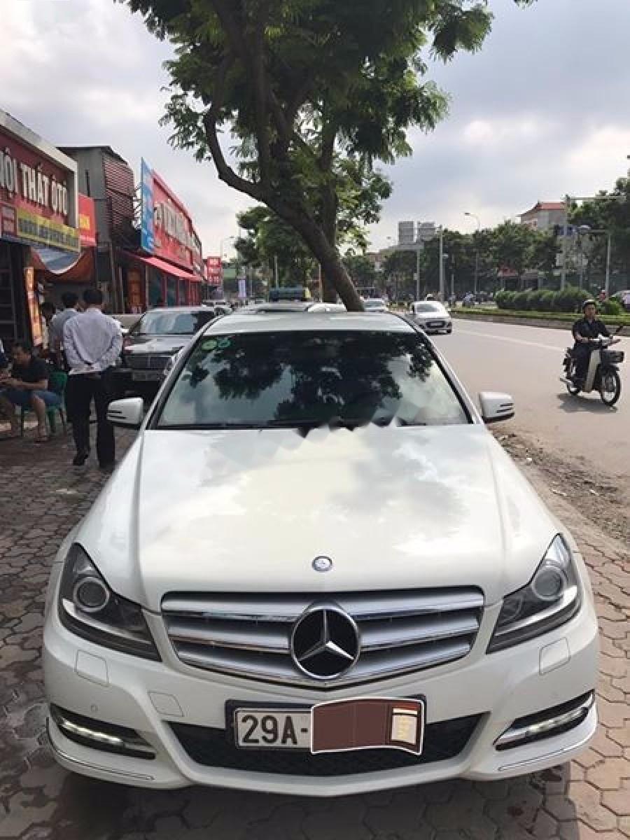 Mercedes-Benz C200 2011 - Bán Mercedes đời 2011, màu trắng số tự động