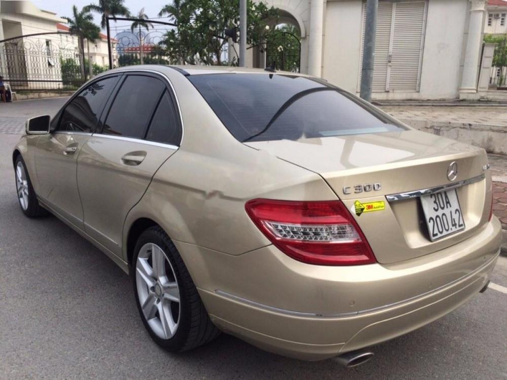 Mercedes-Benz C300  AMG 2010 - Cần bán lại xe Mercedes AMG đời 2010, màu vàng xe gia đình, 660tr