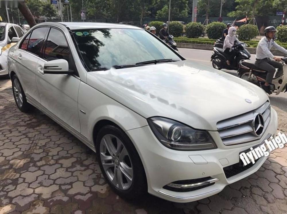 Mercedes-Benz C200 2011 - Bán Mercedes đời 2011, màu trắng số tự động