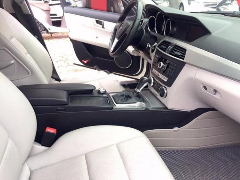 Mercedes-Benz C200 2011 - Bán Mercedes đời 2011, màu trắng số tự động