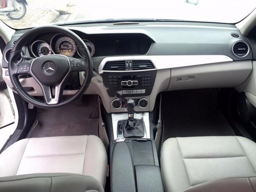 Mercedes-Benz C200 2011 - Bán Mercedes đời 2011, màu trắng số tự động