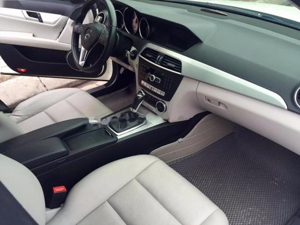 Mercedes-Benz C200 2011 - Bán Mercedes đời 2011, màu trắng số tự động