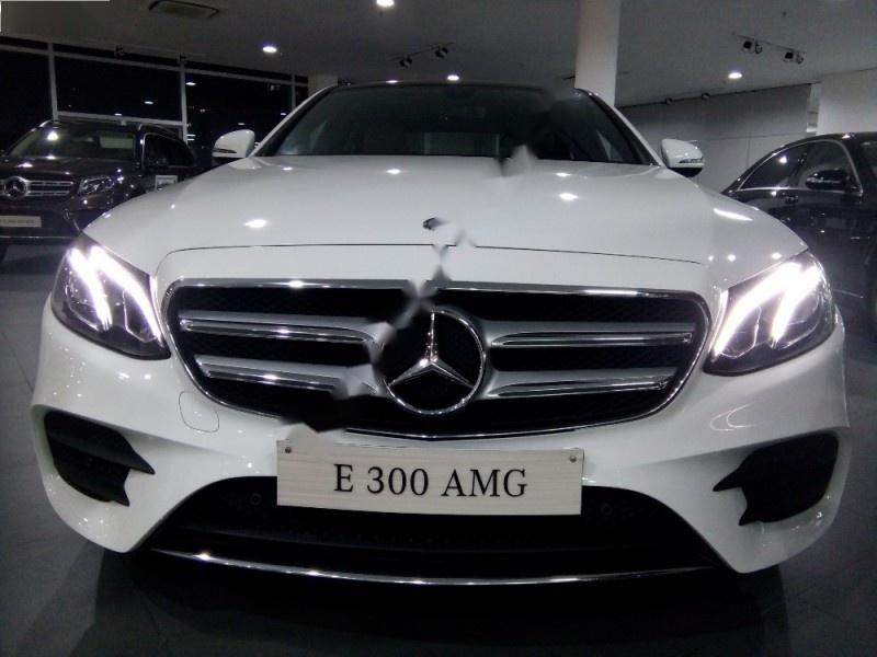 Mercedes-Benz E300   2017 - Bán xe E300 AMG màu trắng, lắp ráp trong nước, nội thất ốp sợi kim loại