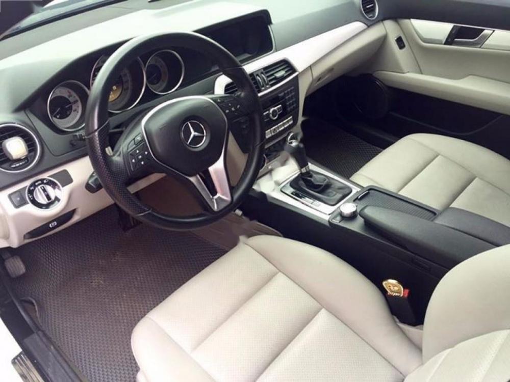 Mercedes-Benz C200 2011 - Bán Mercedes đời 2011, màu trắng số tự động