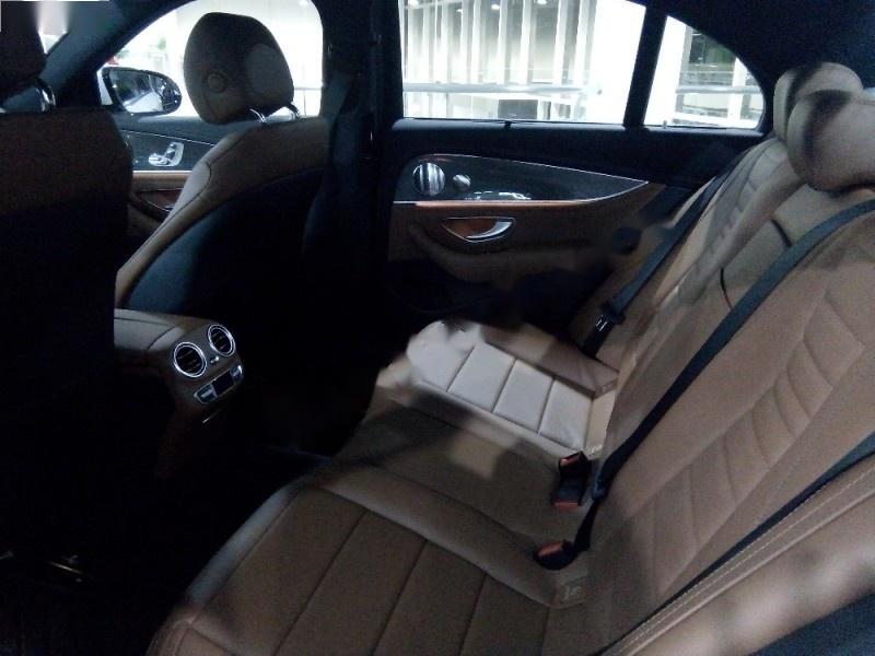 Mercedes-Benz E300 2017 - Bán xe Mercedes đời 2017, màu đỏ, xe nhập