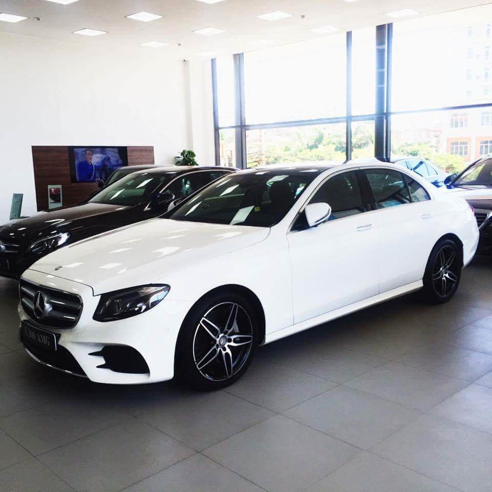 Mercedes-Benz E300  AMG 2017 - Bán ô tô Mercedes E300 AMG đời 2017, màu trắng, xe nhập