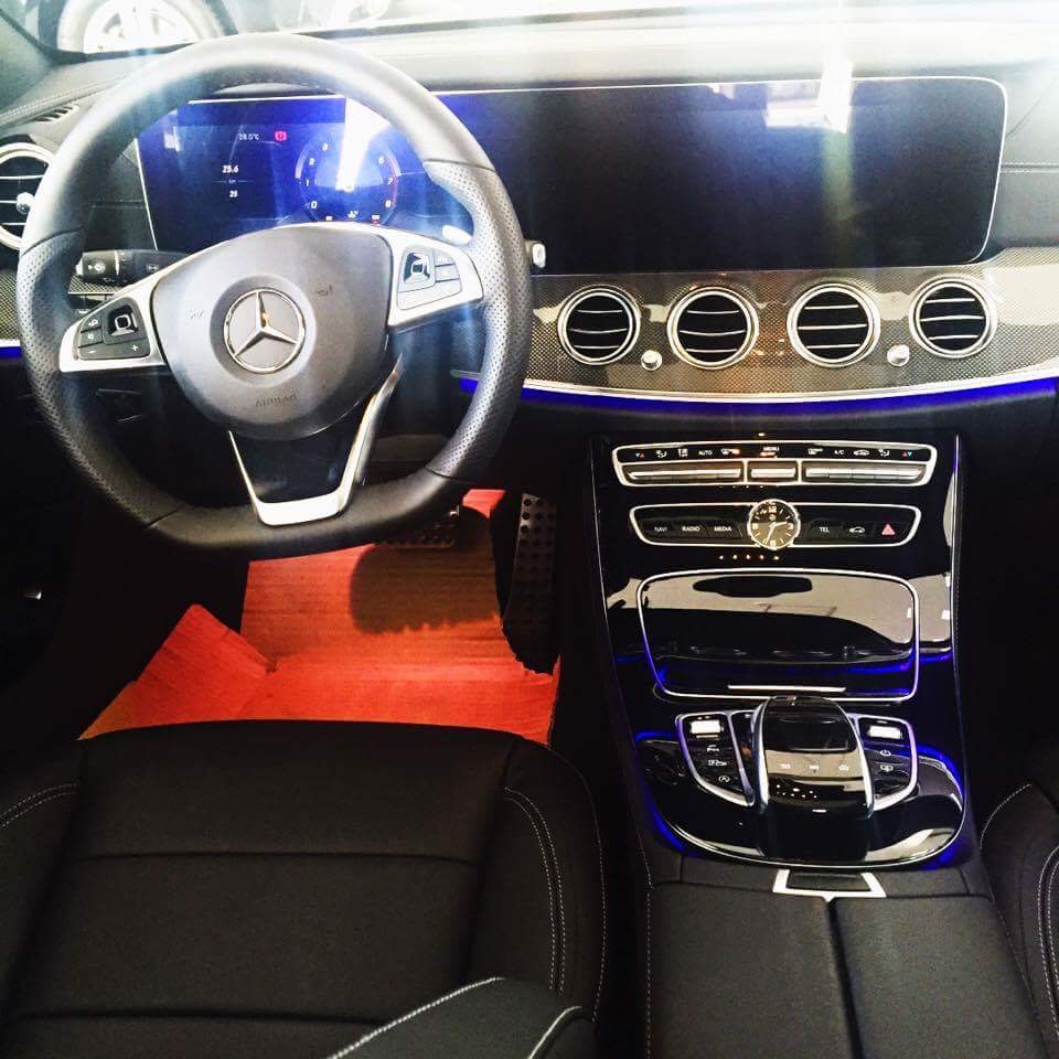 Mercedes-Benz E300  AMG 2017 - Bán ô tô Mercedes E300 AMG đời 2017, màu trắng, xe nhập