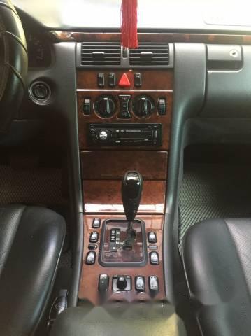 Mercedes-Benz E class 2002 - Bán ô tô Mercedes đời 2002, màu đen