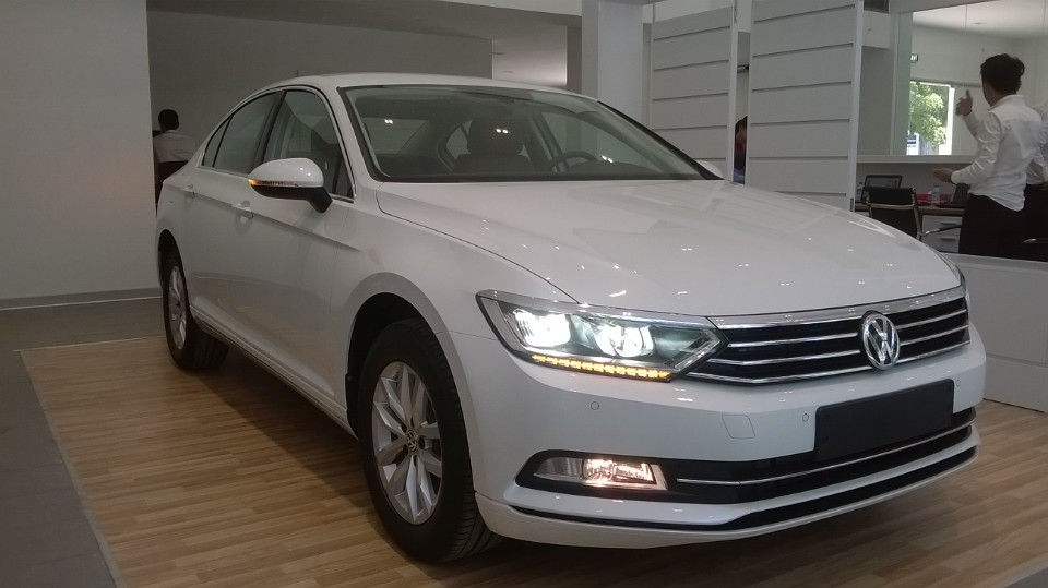 Volkswagen Passat 2017 - 1 tỷ 590 bạn đã sở hữu passat 1.8 turbo (có sẵn màu trắng). Giao xe tận nơ, hỗ trợ vay 80% giá xe