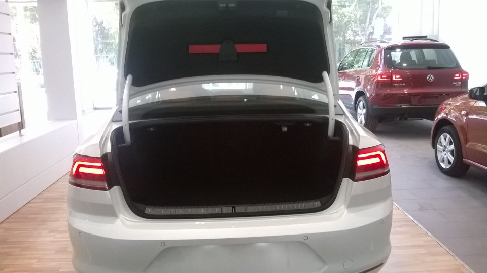 Volkswagen Passat 2017 - 1 tỷ 590 bạn đã sở hữu passat 1.8 turbo (có sẵn màu trắng). Giao xe tận nơ, hỗ trợ vay 80% giá xe