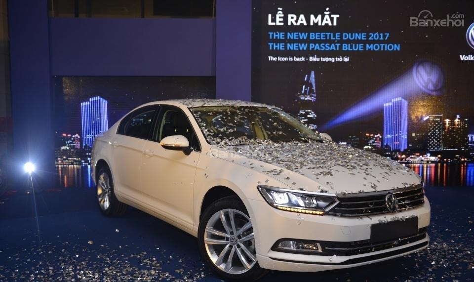 Volkswagen Passat 2017 - 1 tỷ 590 bạn đã sở hữu passat 1.8 turbo (có sẵn màu trắng). Giao xe tận nơ, hỗ trợ vay 80% giá xe