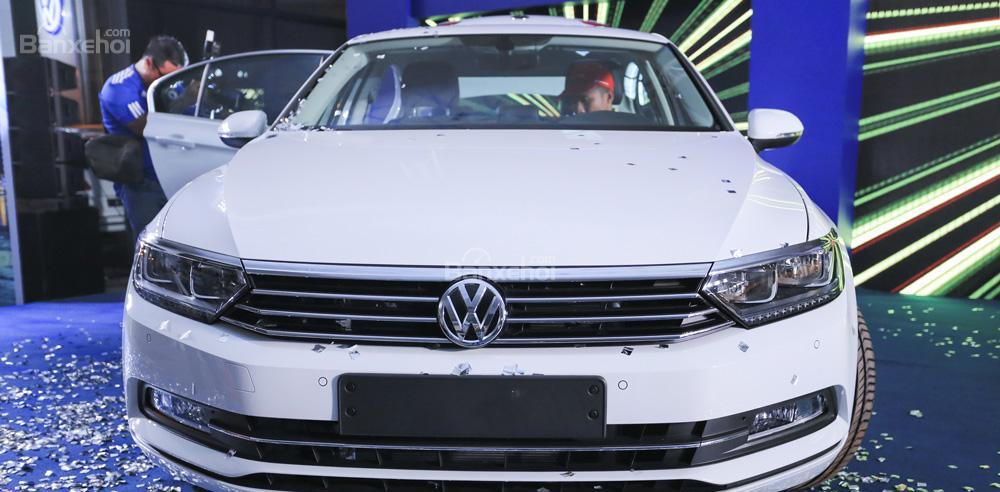 Volkswagen Passat 2017 - 1 tỷ 590 bạn đã sở hữu passat 1.8 turbo (có sẵn màu trắng). Giao xe tận nơ, hỗ trợ vay 80% giá xe