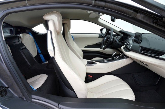 BMW i8   2018 - Bán xe thể thao hạng sang BMW i8 model 2015, màu trắng xanh, mới 98%, nhập khẩu