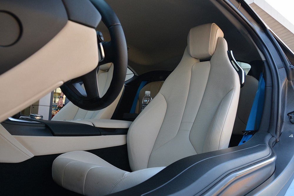 BMW i8   2018 - Bán xe thể thao hạng sang BMW i8 model 2015, màu trắng xanh, mới 98%, nhập khẩu