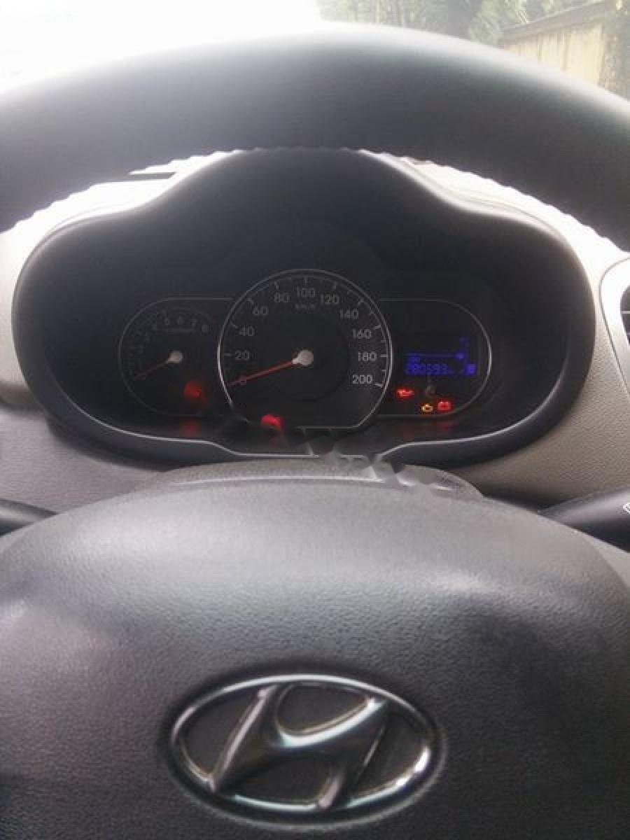 Hyundai i10 2012 - Cần bán gấp Hyundai i10 sản xuất 2012, màu bạc, xe nhập