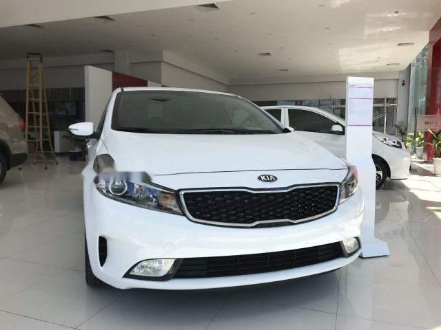Kia Cerato  1.6L MT 2018 - Cần bán xe Kia Cerato 1.6L MT năm sản xuất 2018, màu trắng số sàn, 535tr