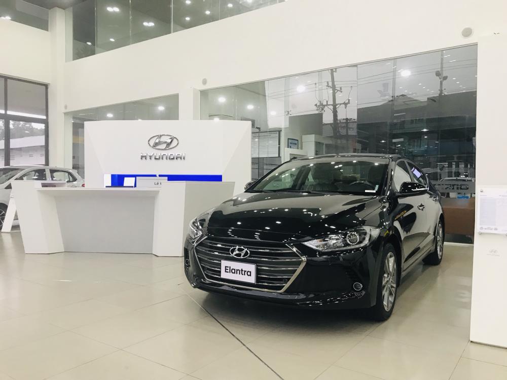 Hyundai Elantra 2018 - Bán Hyundai Elantra, giá chỉ từ 562 triệu. Xe có sẵn giao ngay