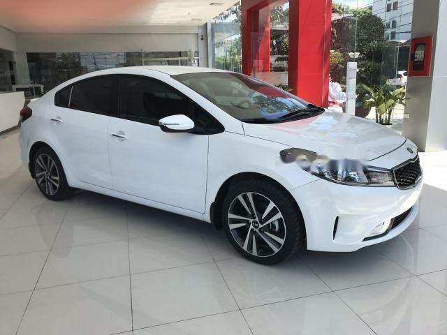 Kia Cerato  1.6L MT 2018 - Cần bán xe Kia Cerato 1.6L MT năm sản xuất 2018, màu trắng số sàn, 535tr