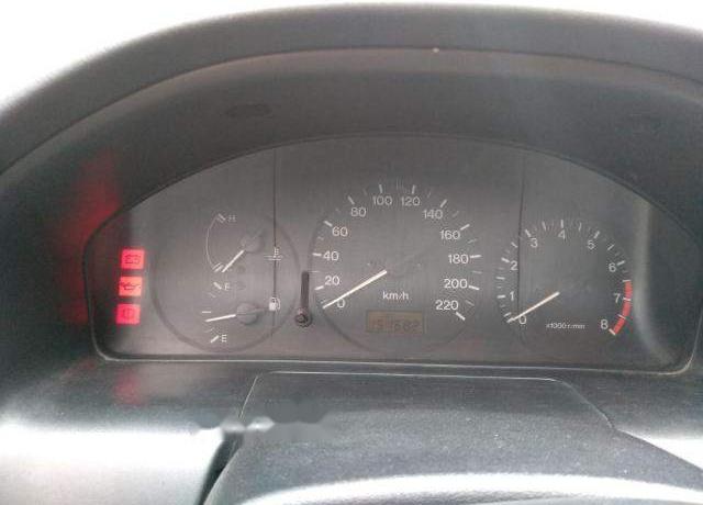 Mazda 323 1999 - Cần bán Mazda 323 năm sản xuất 1999, màu trắng, giá chỉ 120 triệu