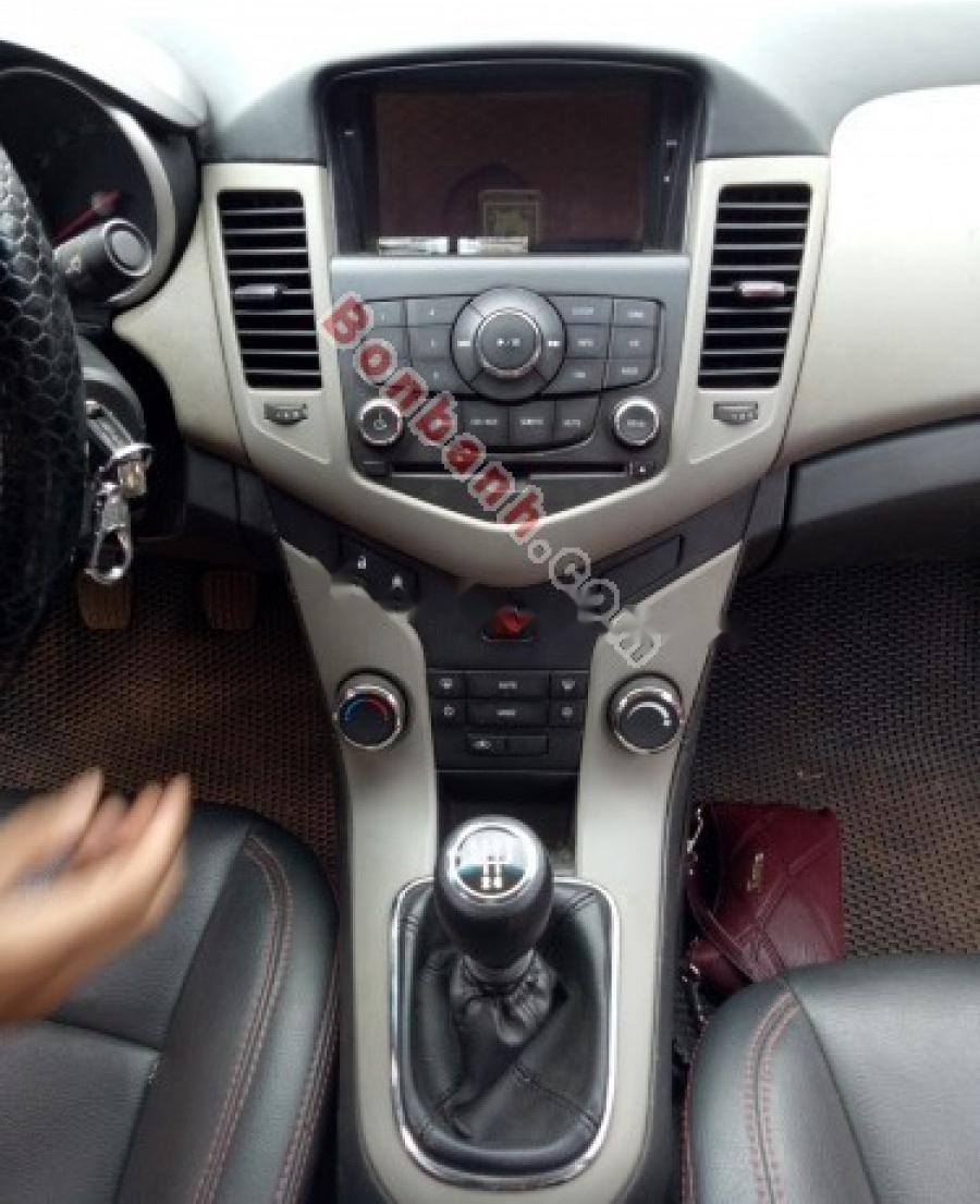 Chevrolet Cruze 2013 - Cần bán gấp Chevrolet Cruze đời 2013, màu trắng như mới