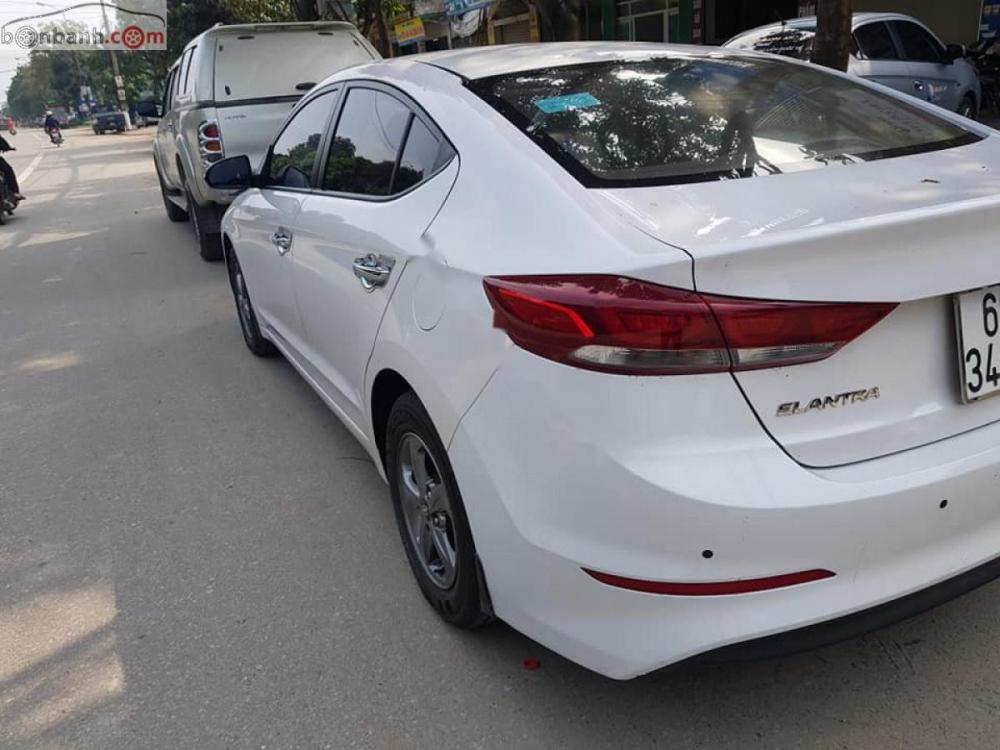 Hyundai Elantra 1.6 MT 2016 - Bán Hyundai Elantra 1.6 MT đời 2016, màu trắng, số sàn