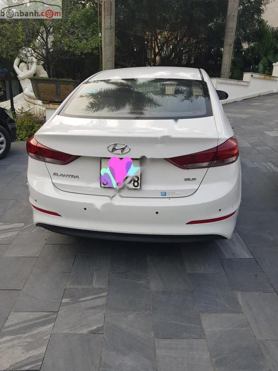 Hyundai Elantra 1.6 MT 2016 - Bán Hyundai Elantra 1.6 MT đời 2016, màu trắng, số sàn