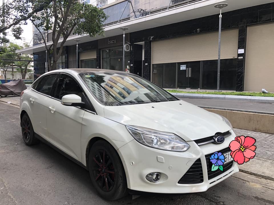 Ford Focus Titanium 2014 - Bán xe Ford Focus Titanium sản xuất 2014, màu trắng, xe nhập