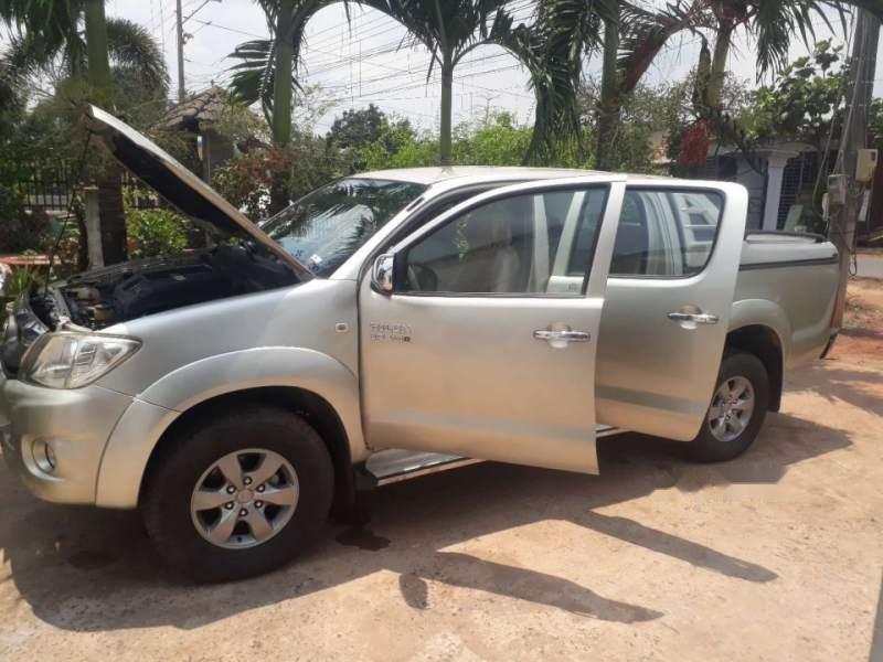 Toyota Hilux 2011 - Bán Toyota Hilux sản xuất năm 2011, màu bạc, nhập khẩu nguyên chiếc Thái Lan
