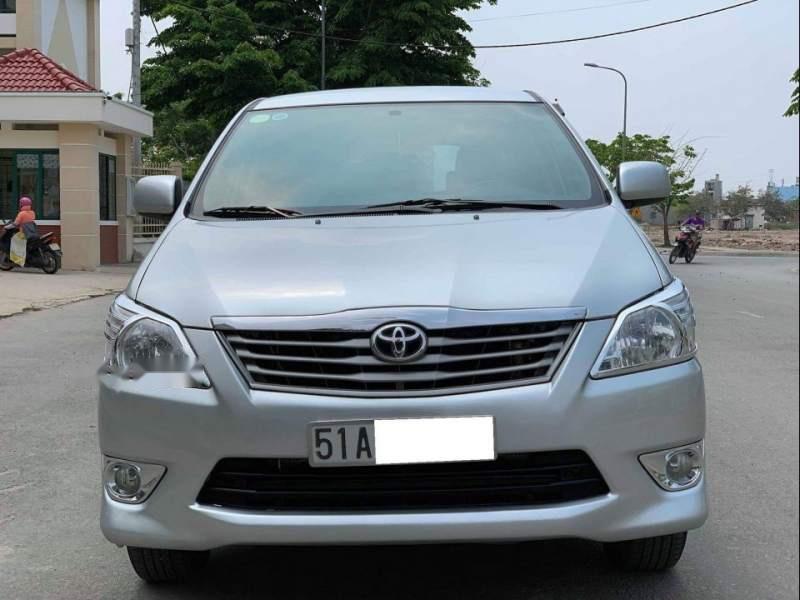 Toyota Innova V 2012 - Bán ô tô Toyota Innova V sản xuất năm 2012, màu bạc số tự động