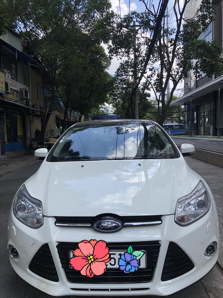 Ford Focus Titanium 2014 - Bán xe Ford Focus Titanium sản xuất 2014, màu trắng, xe nhập