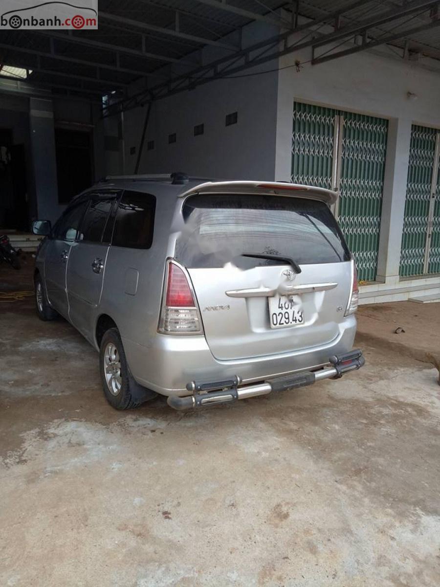 Toyota Innova J 2006 - Bán gấp Toyota Innova J 2006, màu bạc chính chủ, 240 triệu 