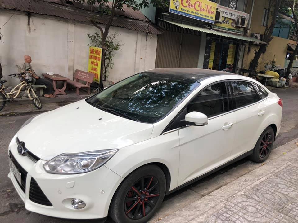 Ford Focus Titanium 2014 - Bán xe Ford Focus Titanium sản xuất 2014, màu trắng, xe nhập