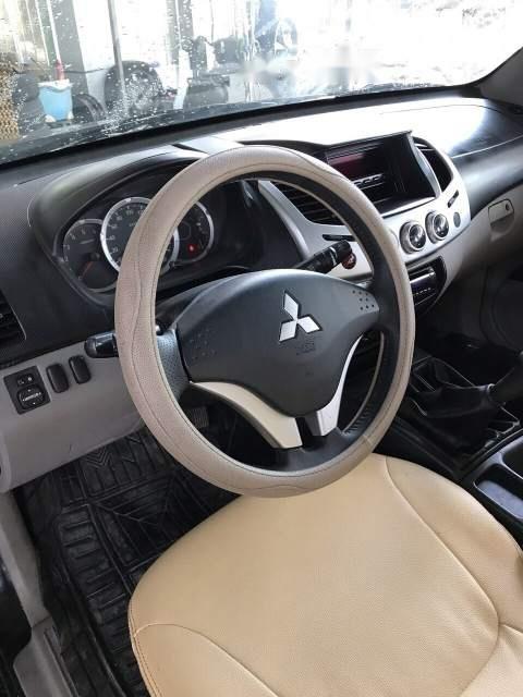 Mitsubishi Triton 2011 - Bán Mitsubishi Triton đời 2011, màu đen xe gia đình, giá chỉ 370 triệu