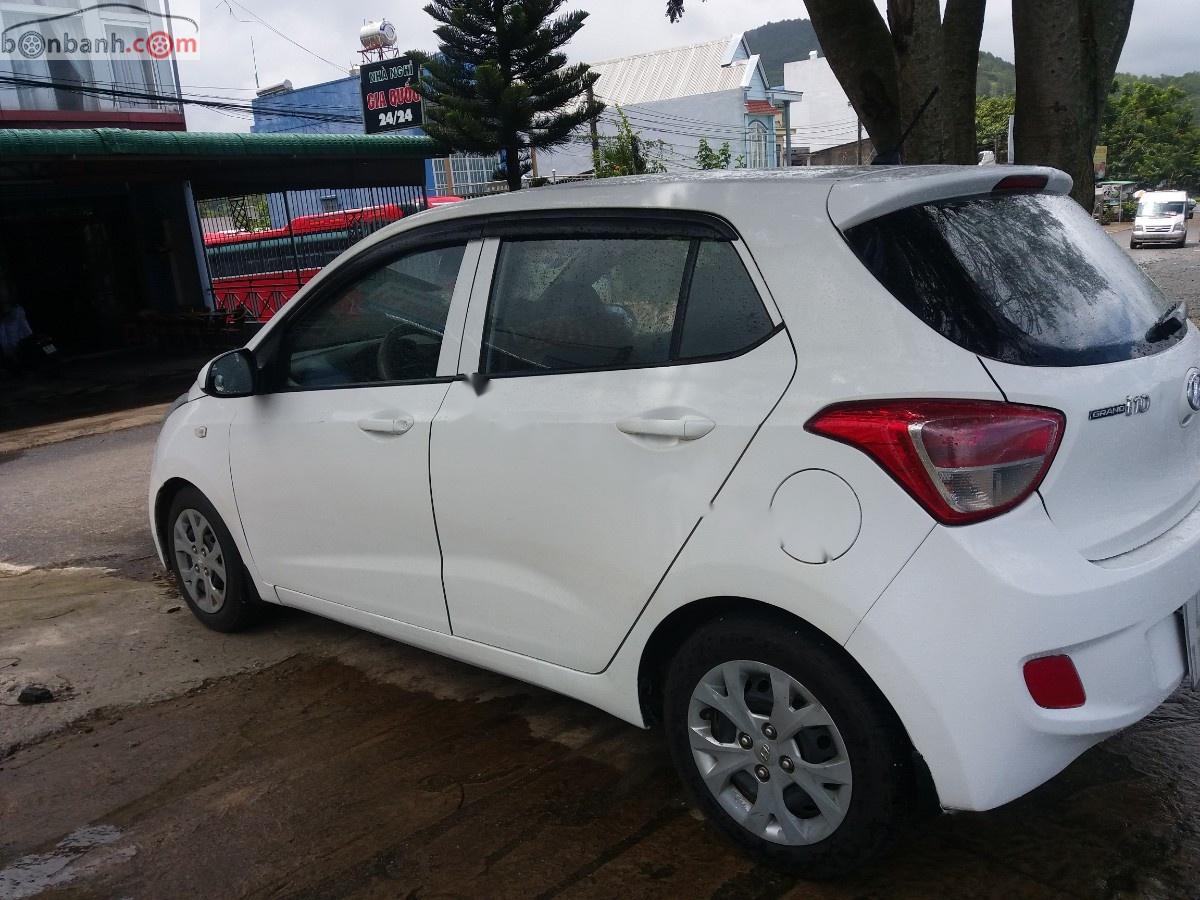 Hyundai Grand i10   2015 - Bán Hyundai Grand i10 sản xuất năm 2015, màu trắng, nhập khẩu