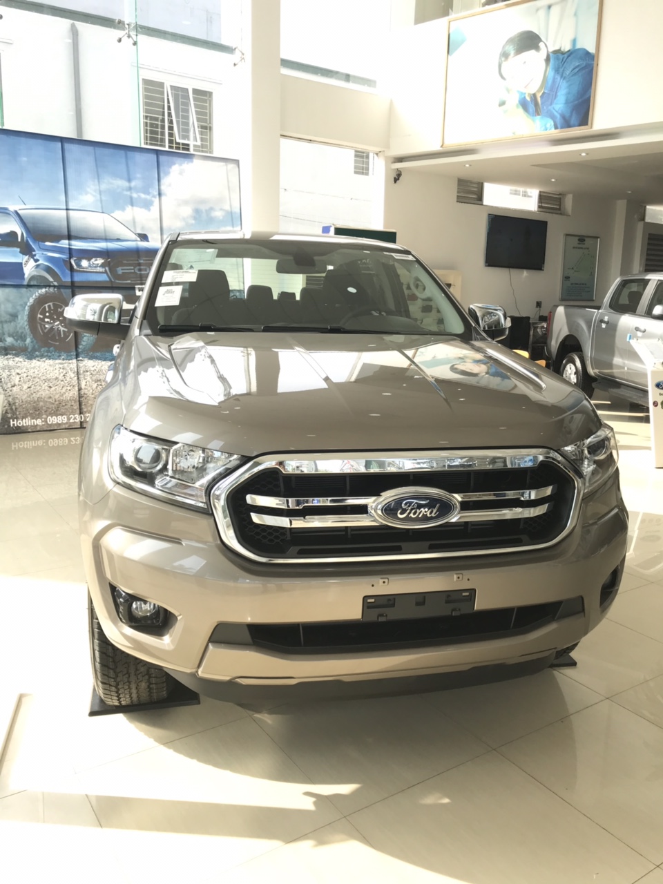 Ford Ranger 2019 - Bán Ford Ranger XLT MT 2019 màu ghi vàng giao luôn, hỗ trợ trả góp giao xe tại nhà, LH 0965423558