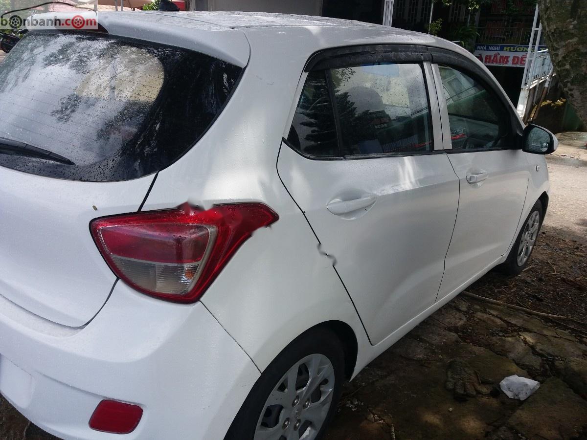 Hyundai Grand i10   2015 - Bán Hyundai Grand i10 sản xuất năm 2015, màu trắng, nhập khẩu