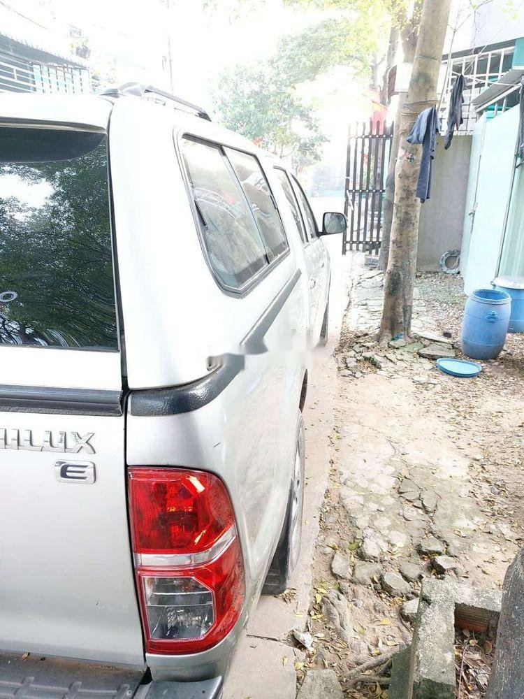 Toyota Hilux 2012 - Bán Toyota Hilux 2.5E sản xuất 2012, màu bạc, giá 380tr