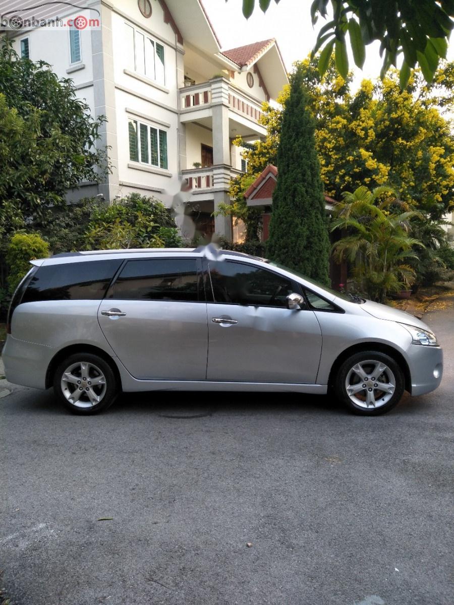 Mitsubishi Grandis 2.4 AT 2010 - Cần bán Mitsubishi Grandis 2.4 AT 2010, màu bạc chính chủ