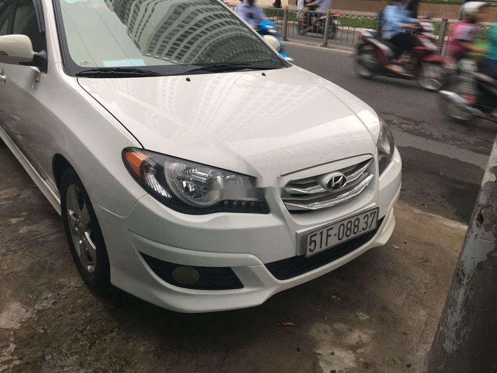 Hyundai Avante 2011 - Bán ô tô Hyundai Avante năm 2011, màu trắng xe gia đình