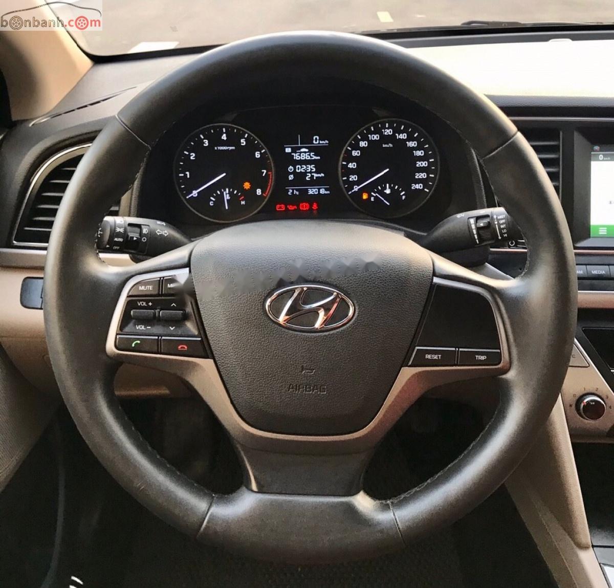 Hyundai Elantra 2018 - Bán Hyundai Elantra 1.6 MT đời 2018, màu đen số sàn, giá tốt