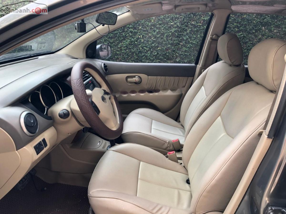 Nissan Livina 2011 - Bán xe Nissan Livina AT 2011, màu xám xe còn mới lắm