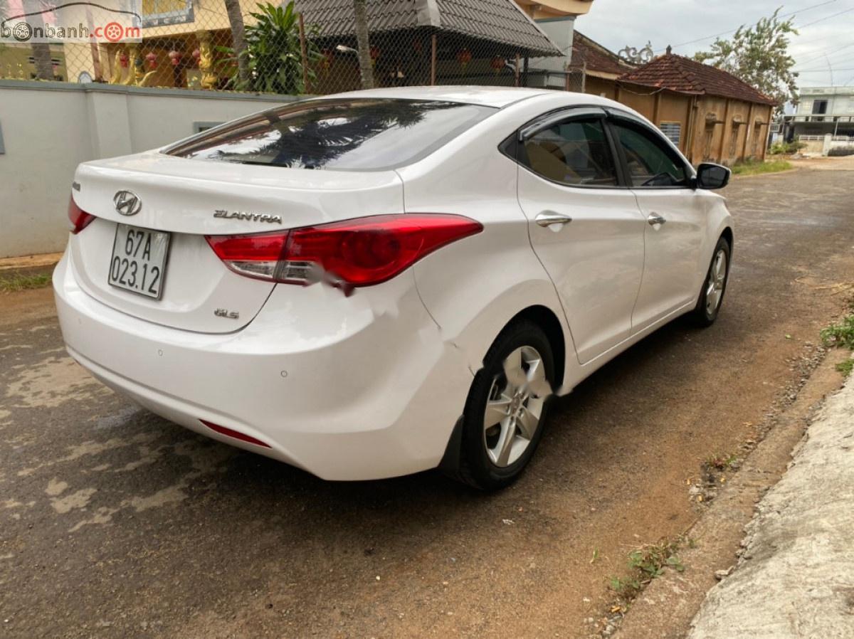Hyundai Elantra 2013 - Cần bán Hyundai Elantra đời 2013, màu trắng xe còn mới nguyên