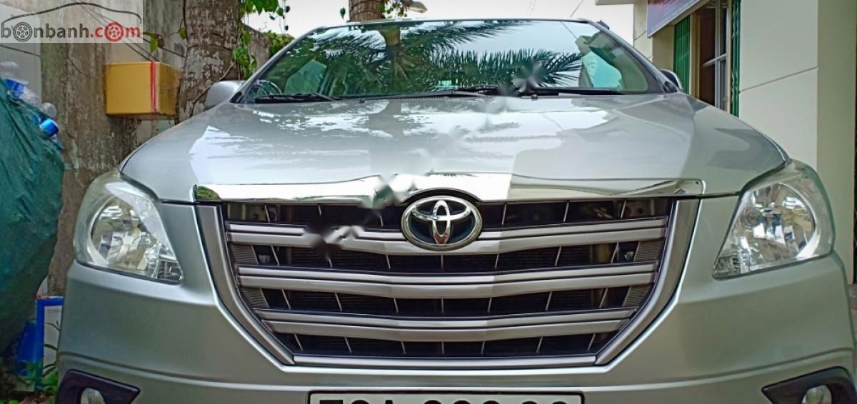 Toyota Innova 2.0E 2014 - Bán Toyota Innova 2.0E năm 2014, màu bạc, giá 460tr