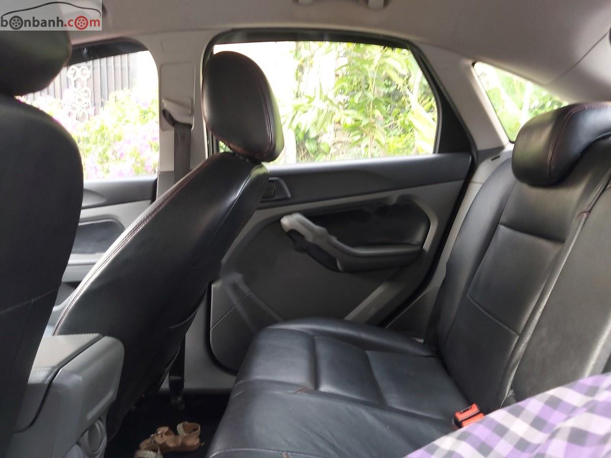 Ford Focus 2009 - Bán Ford Focus sản xuất 2009, màu bạc, giá chỉ 300 triệu xe còn mới lắm